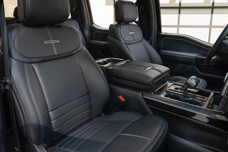 Bước vào bên trong Ford F-150 2024, người lái sẽ bắt gặp màn hình cảm ứng trung tâm 12 inch tiêu chuẩn mới và màn hình hiển thị thông tin kính lái HUD. Đây là lần đầu tiên mẫu xe bán tải cỡ lớn này có màn hình HUD.