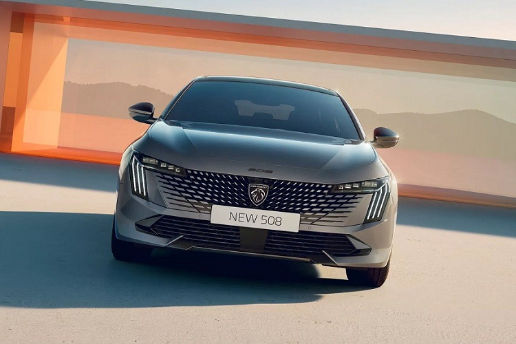 Dự kiến có mặt tại các showroom vào tháng 6 năm nay, mẫu xe này giúp người dùng dễ dàng phân biệt với phiên bản cũ nhờ phần đầu xe mới. Cụ thể, Peugeot 508 2024 được trang bị lưới tản nhiệt không viền đặc trưng của thương hiệu Pháp, tích hợp logo mới của hãng ở chính giữa.