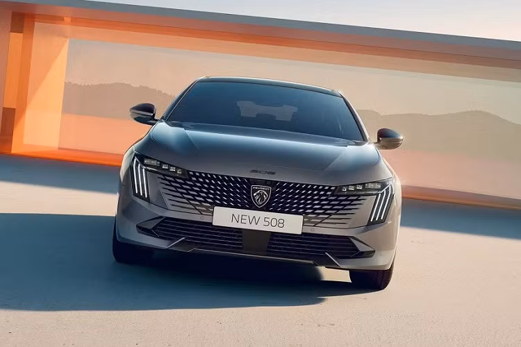 Dự kiến có mặt tại các showroom vào tháng 6 năm nay, mẫu xe này giúp người dùng dễ dàng phân biệt với phiên bản cũ nhờ phần đầu xe mới. Cụ thể, Peugeot 508 2024 được trang bị lưới tản nhiệt không viền đặc trưng của thương hiệu Pháp, tích hợp logo mới của hãng ở chính giữa.