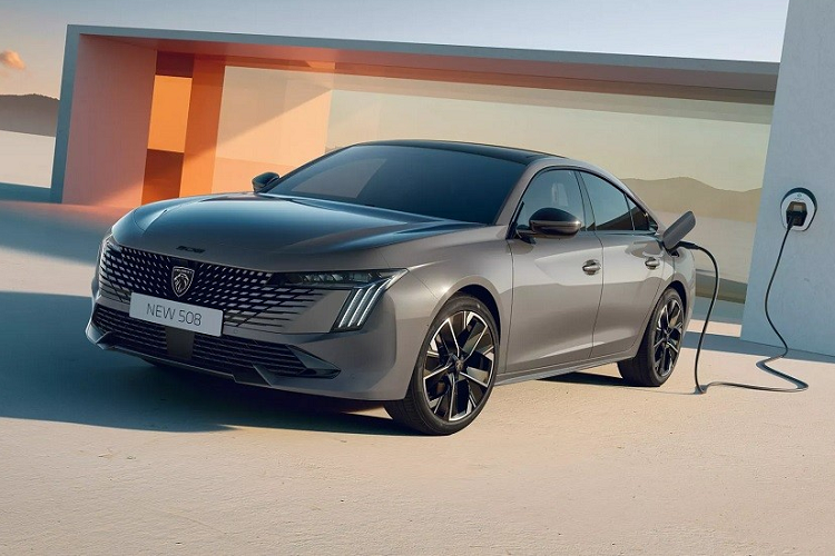 Hiện giá xe Peugeot 508 2024 vẫn chưa được công bố. Xe sẽ tiếp tục cạnh tranh với những đối thủ như Toyota Camry, Mazda6 và Honda Accord.
