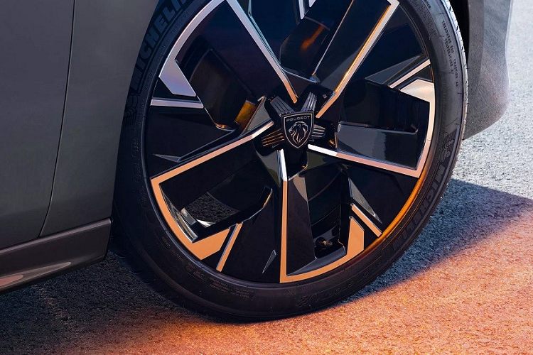 Các phiên bản Peugeot 508 plug-in hybrid 2024 sẽ dùng vành la-zăng có thiết kế khí động lực học như ôtô điện.