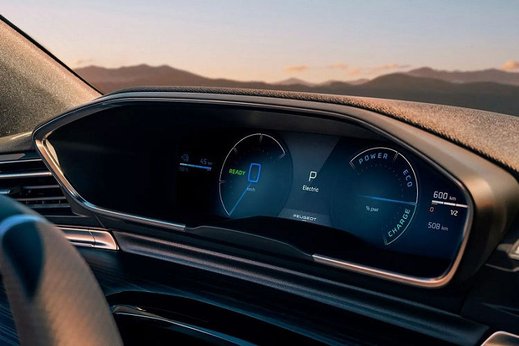 Trước mặt người lái là bảng đồng hồ kỹ thuật số 12 inch nằm khá cao với những chế độ hiển thị mới dành cho tính năng định vị, đa phương tiện và hỗ trợ lái.