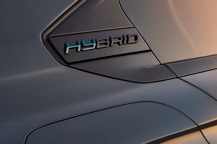 Chưa hết, Peugeot 508 2024 còn có 3 phiên bản plug-in hybrid (PHEV) tiết kiệm xăng hơn. Trong đó, 2 phiên bản dùng hệ truyền động PHEV với động cơ xăng 1.2L và 2 mô-tơ điện mạnh 109 mã lực nằm trên cầu trước. Hệ truyền động này cho sức mạnh 178 mã lực hoặc 222 mã lực, tùy theo phiên bản.