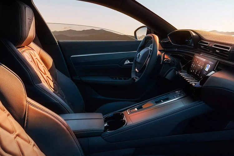 Xe được trang bị màn hình cảm ứng trung tâm 10 inch, hỗ trợ cập nhật phần mềm qua WiFi, kết nối điện thoại thông minh và điều khiển bằng giọng nói.