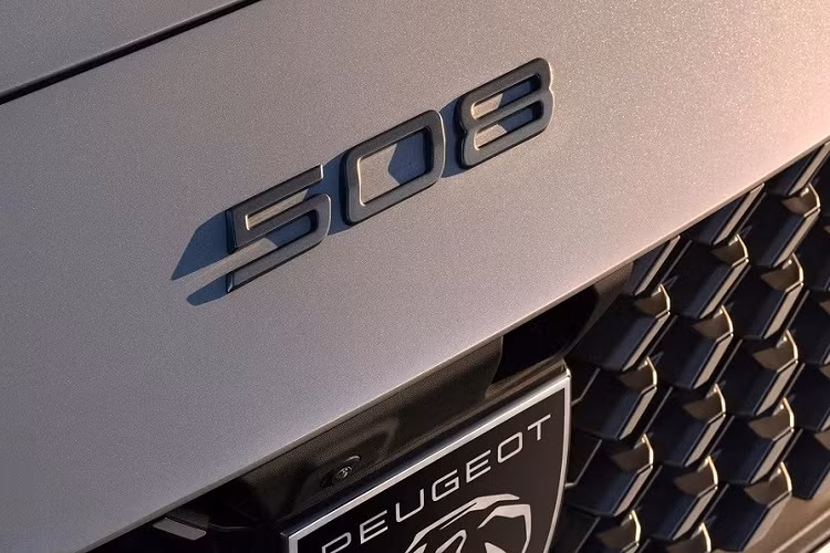 Cuối cùng là Peugeot 508 PSE (Peugeot Sport Engineered) Hybrid4 2024 cao cấp nhất với hệ truyền động PHEV bao gồm máy xăng 4 xi-lanh thẳng hàng, dung tích 1.6L, sản sinh công suất tối đa 197 mã lực. Động cơ kết hợp với mô-tơ điện mạnh 109 mã lực nằm trên cầu trước và mô-tơ điện 11 mã lực ở phía sau.