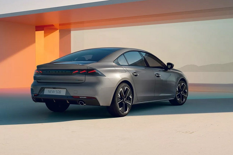 Nằm bên dưới nắp ca-pô của Peugeot 508 2024 là động cơ xăng 3 xi-lanh, dung tích 1.2L với công suất tối đa 128 mã lực như cũ. Thứ hai là động cơ diesel 4 xi-lanh, dung tích 1.5L với công suất tương tự. Cả hai động cơ đều kết hợp với hộp số tự động 8 cấp và hệ dẫn động cầu trước.