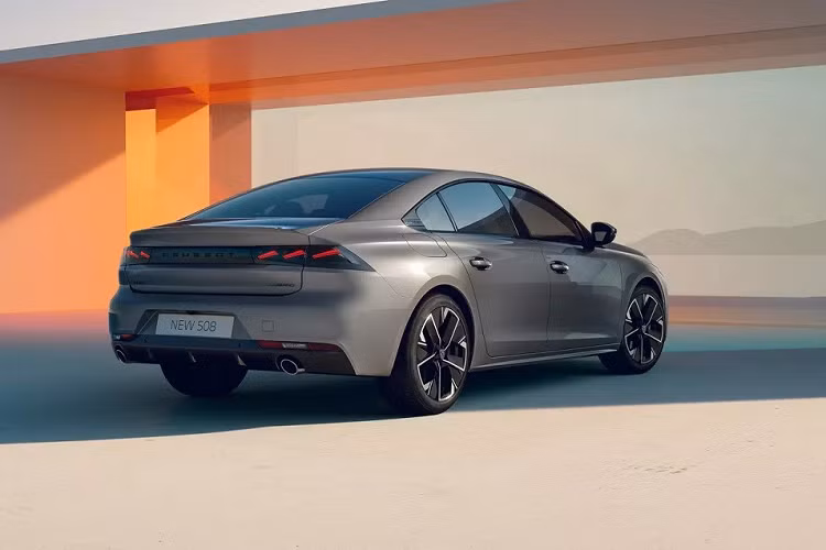 Nằm bên dưới nắp ca-pô của Peugeot 508 2024 là động cơ xăng 3 xi-lanh, dung tích 1.2L với công suất tối đa 128 mã lực như cũ. Thứ hai là động cơ diesel 4 xi-lanh, dung tích 1.5L với công suất tương tự. Cả hai động cơ đều kết hợp với hộp số tự động 8 cấp và hệ dẫn động cầu trước.