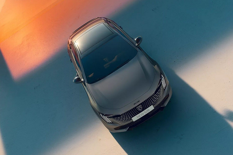 Peugeot 508 PSE Hybrid4 2024 có công suất tổng cộng 355 mã lực và hệ dẫn động 4 bánh toàn thời gian AWD. Ngoài ra, Peugeot 508 PSE Hybrid4 2024 còn có bộ sạc 7,4 kW tùy chọn, giúp sạc đầy pin trong thời gian 100 phút. Với bộ sạc 3,7 kW tiêu chuẩn, xe cần 200 phút để sạc đầy pin.