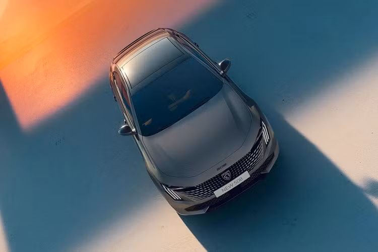 Peugeot 508 PSE Hybrid4 2024 có công suất tổng cộng 355 mã lực và hệ dẫn động 4 bánh toàn thời gian AWD. Ngoài ra, Peugeot 508 PSE Hybrid4 2024 còn có bộ sạc 7,4 kW tùy chọn, giúp sạc đầy pin trong thời gian 100 phút. Với bộ sạc 3,7 kW tiêu chuẩn, xe cần 200 phút để sạc đầy pin.