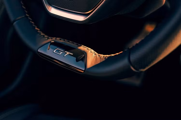 Trong khi đó, vô lăng của xe được tích hợp logo mới của thương hiệu Peugeot.