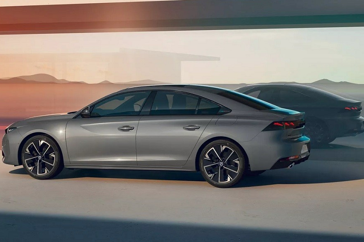 Trong khi đó, thiết kế bên sườn của mẫu xe hạng D này không thay đổi nhiều. Hãng Peugeot chỉ bổ sung vành la-zăng mới cho xe.