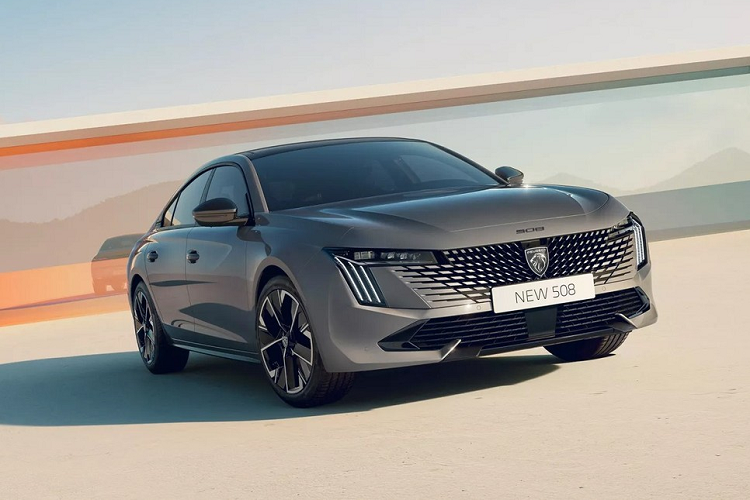 Tại thị trường châu Âu, Peugeot 508 2024 mới có cả phiên bản sedan lẫn station wagon (SW). Phiên bản mới ra mắt cũng tương tự. So với phiên bản cũ, Peugeot 508 2024 được nâng cấp cả về thiết kế lẫn trang bị.