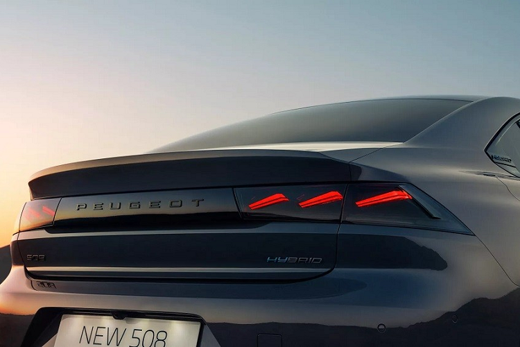 Đằng sau, Peugeot 508 2024 cũng chỉ được cải tiến nhẹ. Xe được trang bị đèn hậu với vỏ màu tối, đi kèm tạo hình 3 móng vuốt mới bên trong, tương tự các mẫu ô tô cùng thương hiệu như 308 hay 408. Ở giữa 2 đèn hậu là nẹp màu đen, tích hợp tem chữ nổi "Peugeot" thay cho logo của hãng.