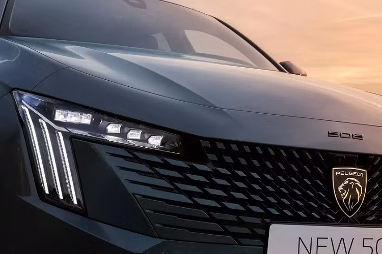 Hai bên là cụm đèn pha LED Matrix tiêu chuẩn với thiết kế hẹp và sắc sảo. Đặc biệt, Peugeot 508 2024 còn có 3 dải đèn LED định vị ban ngày kéo dài từ đèn pha xuống cản trước, thay cho thiết kế "răng nanh" cũ. Tiếp đến là cản trước mới với hốc gió trung tâm rộng, được trang trí bằng viền màu đen bóng ở hai đầu.