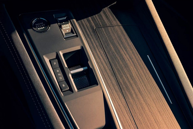 Bên trong Peugeot 508 2024 là không gian nội thất gần như giữ nguyên thiết kế cũ. Hãng Peugeot chỉ bổ sung một số chi tiết mới như cần số truyền thống bị thay bằng lẫy gạt trên cụm điều khiển trung tâm.