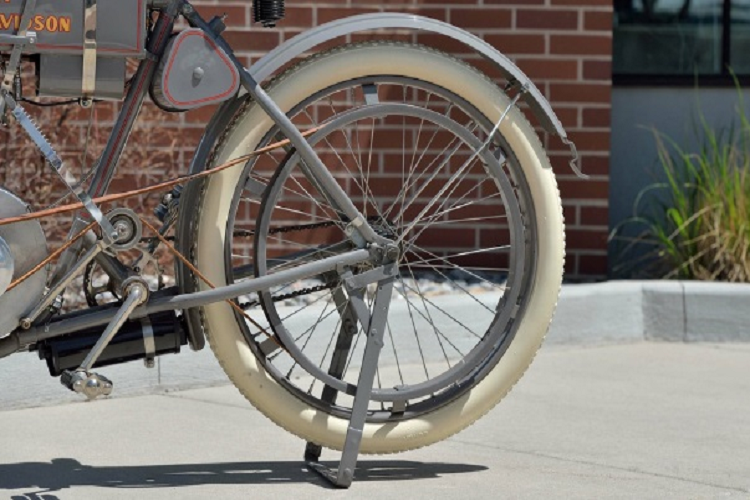 Chiếc xe cổ Strap Tank 1908 vừa được bán đấu giá này đã được tìm thấy trong một nhà kho ở Wisconsin vào năm 1941. Chủ nhân của nó đã giữ nó trong nhà trong 66 năm tiếp theo trước khi tìm đến sự giúp đỡ của Paul Freehill từ Indiana để khôi phục lại chiếc xe cổ.