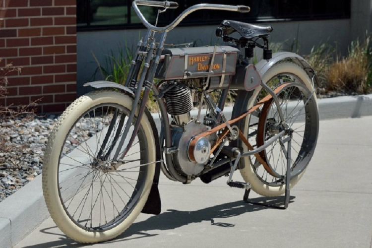 Chiếc xe Harley-Davidson Strap Tank đời 1908 đắt nhất thế giới này có thiết kế độc đáo với bình nhiên liệu được treo trên khung thép mạ niken. Đó cũng chính là ý tưởng khiến tên của chiếc môtô này ra đời.