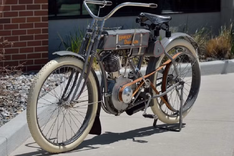 Chiếc xe Harley-Davidson Strap Tank đời 1908 đắt nhất thế giới này có thiết kế độc đáo với bình nhiên liệu được treo trên khung thép mạ niken. Đó cũng chính là ý tưởng khiến tên của chiếc môtô này ra đời.
