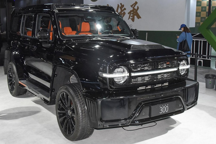 Tại triển lãm ô tô Thượng Hải 2023 diễn ra vào tháng 4 năm nay, Tank, thương hiệu con của Great Wall Motor đã trình làng 1 chiếc SUV rất thú vị, nhìn vào ngoại hình của xe, không ít người liên tưởng Tank 300 Cyber Knight 2023 mới "đạo" thiết kế của dòng xe Mercedes-Benz G-Class, cụ thể là phiên bản Mercedes-AMG G63.