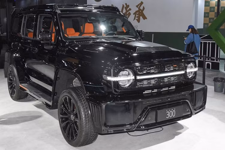 Tại triển lãm ô tô Thượng Hải 2023 diễn ra vào tháng 4 năm nay, Tank, thương hiệu con của Great Wall Motor đã trình làng 1 chiếc SUV rất thú vị, nhìn vào ngoại hình của xe, không ít người liên tưởng Tank 300 Cyber Knight 2023 mới "đạo" thiết kế của dòng xe Mercedes-Benz G-Class, cụ thể là phiên bản Mercedes-AMG G63.