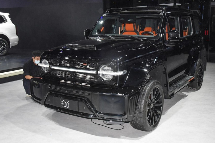 Thậm chí có nhiều khách tham quan còn đùa rằng Tank 300 Cyber Knight là chiếc "Mercedes-AMG G63 giá rẻ của Trung Quốc". Đến nay, thông tin liên quan đến chiếc SUV địa hình, bản giới hạn Tank 300 Cyber Knight đã 1 lần nữa thu hút cộng đồng mê xe. Theo đó, Tank 300 Cyber Knight vừa mới có lô hàng đầu tiên rời dây chuyền sản xuất, dự kiến, chiếc SUV địa hình này sẽ sớm đến tay khách hàng trong tháng 6 này.
