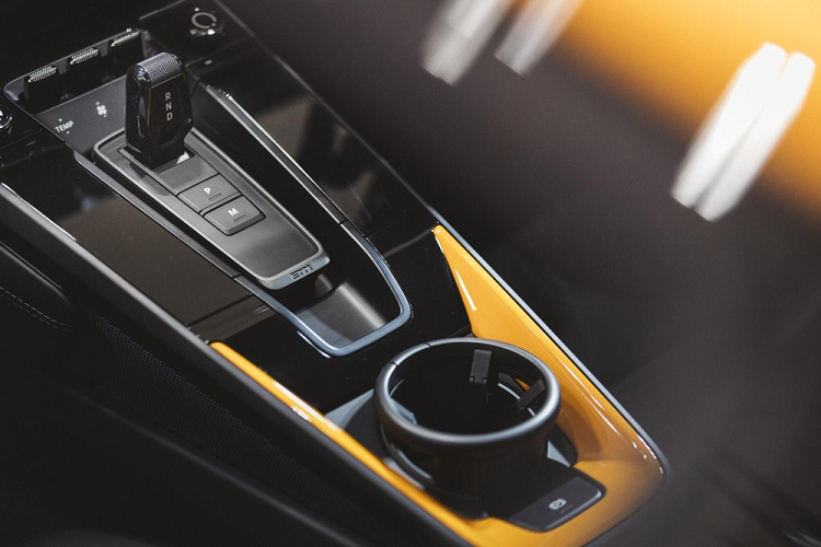 Đầu tiên là màu vàng Signal từ cản trước đến đèn hậu tượng trưng cho thứ 2 đầy năng động. Nối tiếp đó là màu hồng Ruby Star cho ngày thứ 3 vui vẻ, thứ 4,5,6 có các màu xanh lá cây Signal, cam Pastel, xanh dương Riviera. Cuối cùng là thứ 7 và chủ nhật với màu tím Ultraviolet và đỏ Fire.