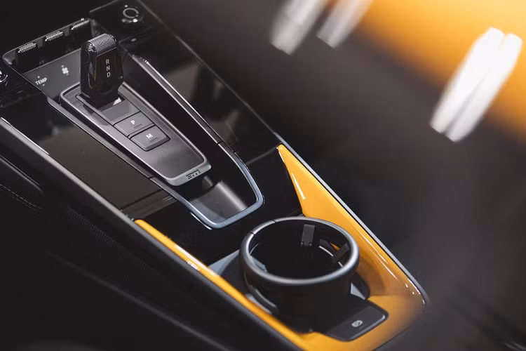 Đầu tiên là màu vàng Signal từ cản trước đến đèn hậu tượng trưng cho thứ 2 đầy năng động. Nối tiếp đó là màu hồng Ruby Star cho ngày thứ 3 vui vẻ, thứ 4,5,6 có các màu xanh lá cây Signal, cam Pastel, xanh dương Riviera. Cuối cùng là thứ 7 và chủ nhật với màu tím Ultraviolet và đỏ Fire.