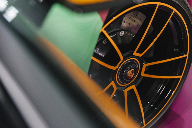 Lần này, đội ngũ cá nhân hóa của Porsche đã quyết định sử dụng 7 tông màu đặc biệt để ám chỉ mỗi ngày tại Thái Lan là 1 màu khác nhau.