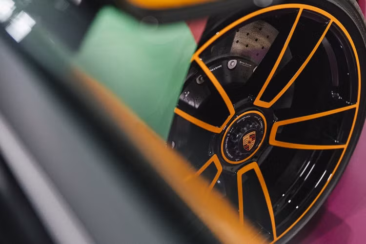 Lần này, đội ngũ cá nhân hóa của Porsche đã quyết định sử dụng 7 tông màu đặc biệt để ám chỉ mỗi ngày tại Thái Lan là 1 màu khác nhau.