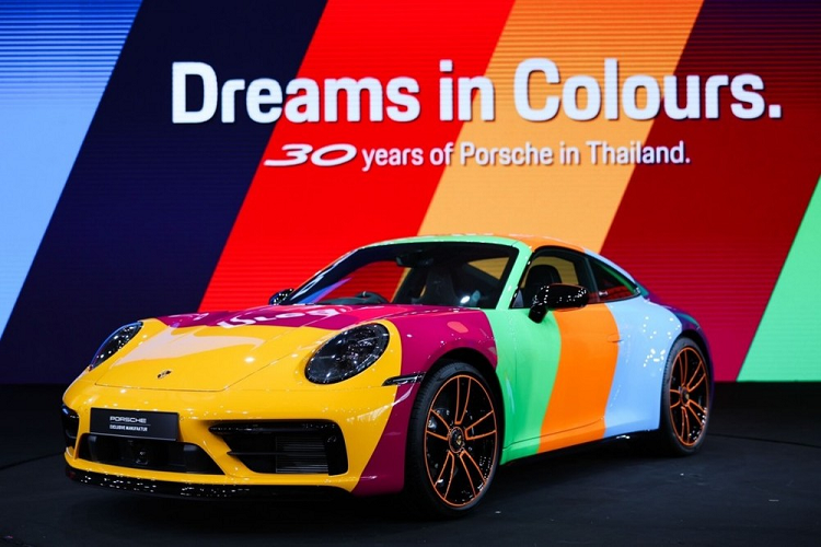 Cuối cùng còn có các chi tiết được trang trí màu đen bóng, trong khi la-zăng của xe 911 Turbo S với kích thước 20 inch và 21 inch được sơn hai tông màu. Mức giá xe Porsche 911 Carrera GTS 30 Years Porsche Thailand Edition chưa công bố, nó sẽ được trưng bày tại bảo tàng Porsche ở Đức như 1 minh chứng cho sự phát triển lâu dài và bền vững của họ tại đất nước này.