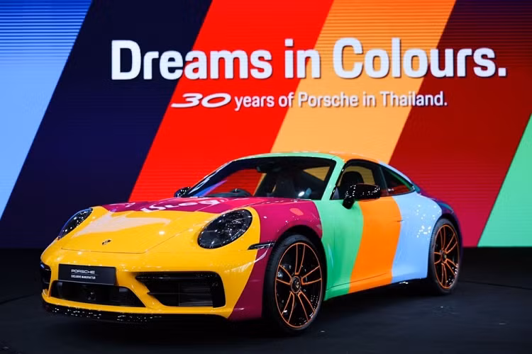 Cuối cùng còn có các chi tiết được trang trí màu đen bóng, trong khi la-zăng của xe 911 Turbo S với kích thước 20 inch và 21 inch được sơn hai tông màu. Mức giá xe Porsche 911 Carrera GTS 30 Years Porsche Thailand Edition chưa công bố, nó sẽ được trưng bày tại bảo tàng Porsche ở Đức như 1 minh chứng cho sự phát triển lâu dài và bền vững của họ tại đất nước này.