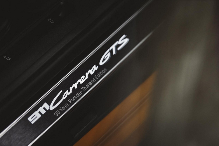 Porsche 911 Carrera GTS 30 Years Porsche Thailand Edition được tạo ra bởi đội ngũ kỹ thuật cao cấp đến từ các chuyên gia trong bộ phận Porsche Exclusive Manufaktur, nơi có thể biến những điều không thể thành có thể cho bạn từ màu sơn, nội thất đến các việc nhỏ nhặt nhất.
