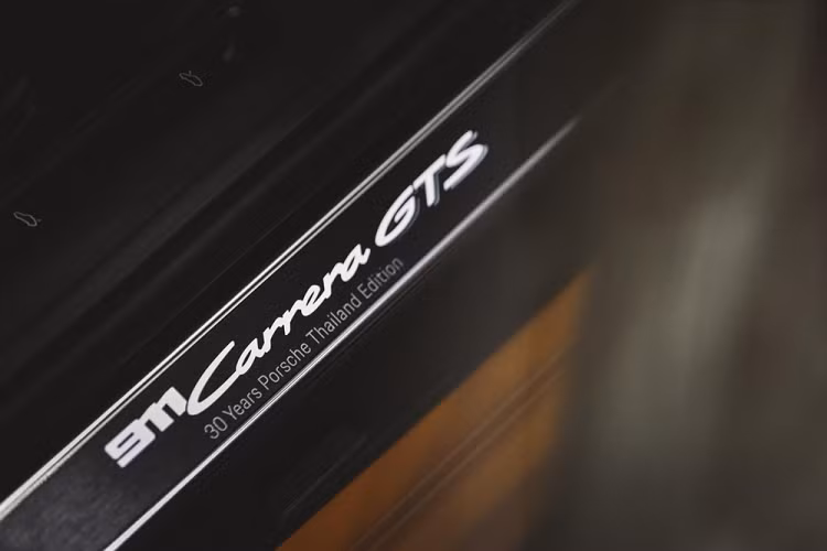 Porsche 911 Carrera GTS 30 Years Porsche Thailand Edition được tạo ra bởi đội ngũ kỹ thuật cao cấp đến từ các chuyên gia trong bộ phận Porsche Exclusive Manufaktur, nơi có thể biến những điều không thể thành có thể cho bạn từ màu sơn, nội thất đến các việc nhỏ nhặt nhất.