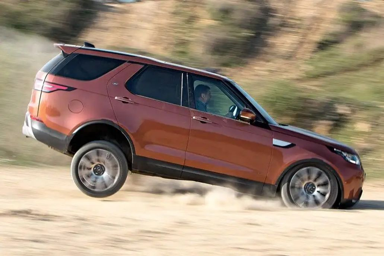 Land Rover Discovery thế hệ mới sẽ mang giá trị về “gia đình”, trở thành một mẫu SUV thực dụng. Theo đó, thiết kế của xe sẽ lấy con người làm trung tâm. Rộng rãi, công nghệ tiện nghi tối đa, mức độ đa năng đáp ứng đa dạng nhu cầu người dùng sẽ là các giá trị Land Rover Discovery đời mới hướng tới.