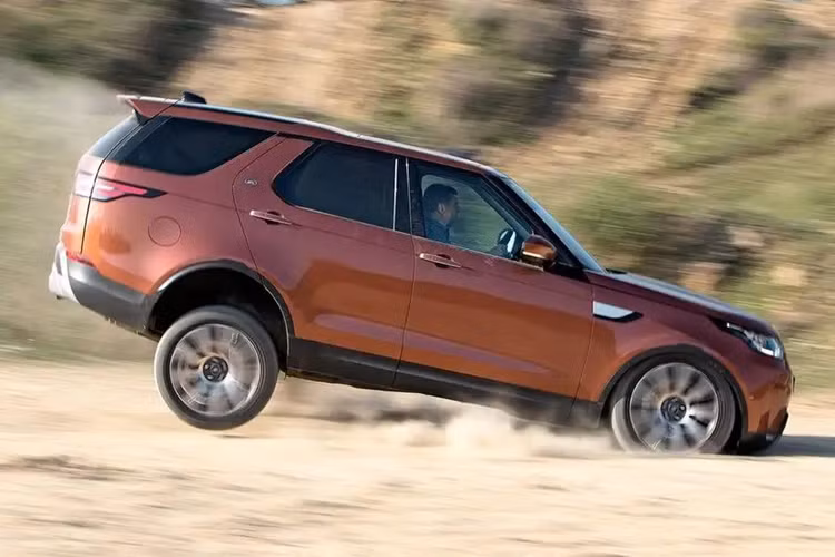 Land Rover Discovery thế hệ mới sẽ mang giá trị về “gia đình”, trở thành một mẫu SUV thực dụng. Theo đó, thiết kế của xe sẽ lấy con người làm trung tâm. Rộng rãi, công nghệ tiện nghi tối đa, mức độ đa năng đáp ứng đa dạng nhu cầu người dùng sẽ là các giá trị Land Rover Discovery đời mới hướng tới.