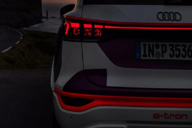 Trong khi đó, đèn hậu cũng có thể được tùy biến riêng nhờ 60 tấm OLED kỹ thuật số. Thực tế, trước đó, một phần đèn hậu cũng được tùy biến trên các mẫu xe Audi, nhưng chỉ được trang bị 6 tấm OLED.