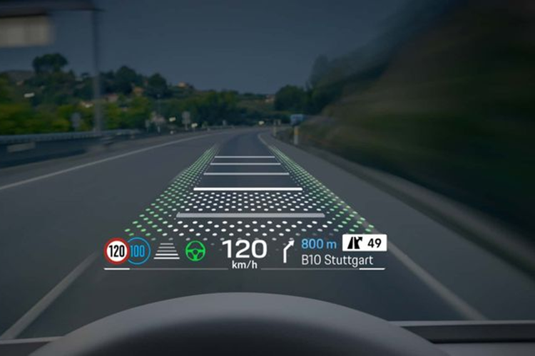 Hệ thống thông tin giải trí của Macan EV được phát triển dựa trên Android và có thể được cập nhật thông qua Trung tâm ứng dụng Porsche với rất nhiều app như Android Auto, Apple CarPlay hay Spotify, YouTube và thậm chí cả WebEx.