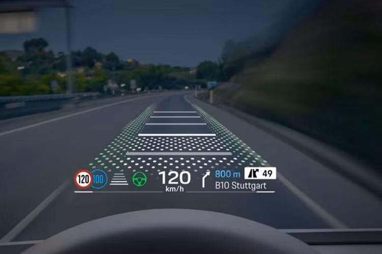 Hệ thống thông tin giải trí của Macan EV được phát triển dựa trên Android và có thể được cập nhật thông qua Trung tâm ứng dụng Porsche với rất nhiều app như Android Auto, Apple CarPlay hay Spotify, YouTube và thậm chí cả WebEx.