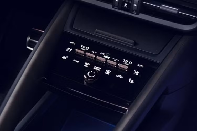 Không chỉ vậy, xe còn được trang bị màn hình hiển thị trên kính lái HUD. Màn hình này hiển thị các hình ảnh được chiếu dường như bao trùm một không gian phía trước dài 10m, với kích thước 87 inch. Porsche cho biết đây là một trong những màn hình HUD lớn nhất hiện nay.