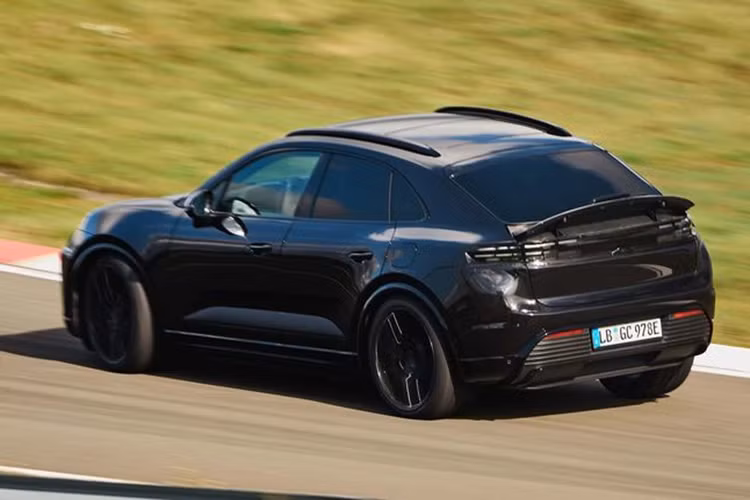 Các nguồn tin rò rỉ cho biết xe được phát triển dựa trên nền tảng PPE (Premium Platform Electric - dùng chung giữa Audi và Porsche), động cơ điện của Porsche Macan EV 2024 có công suất khoảng 600 mã lực và cụm pin có dung lượng khoảng 100 kWh.