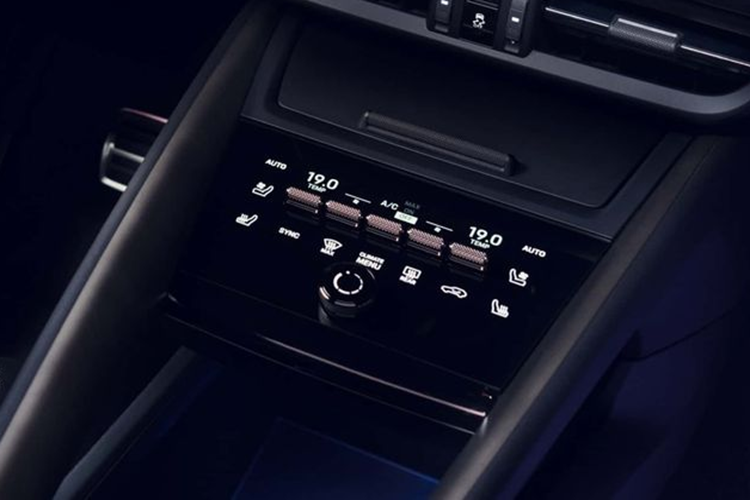 Không chỉ vậy, xe còn được trang bị màn hình hiển thị trên kính lái HUD. Màn hình này hiển thị các hình ảnh được chiếu dường như bao trùm một không gian phía trước dài 10m, với kích thước 87 inch. Porsche cho biết đây là một trong những màn hình HUD lớn nhất hiện nay.