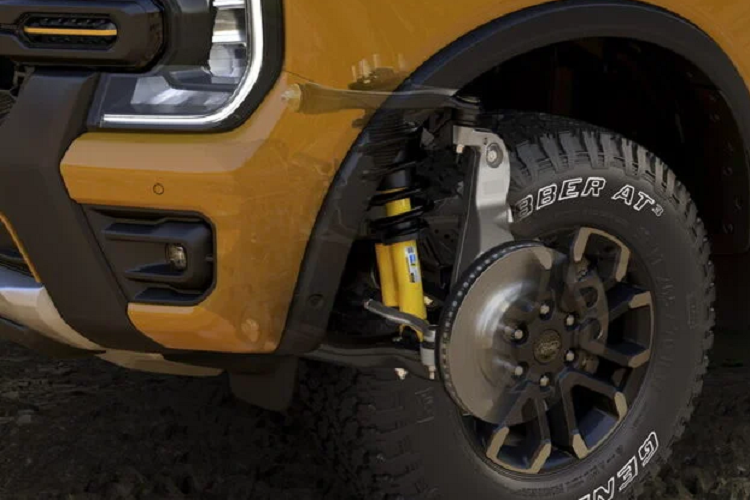 Tay lái điện được cho là nặng nề cũng đã được nâng cấp, ngoài ra xe còn có thêm một số hệ thống điện tử mới như Trail Turn Assist giúp phanh bánh xe bên trong để giảm bán kính quay xe, Trail Control giúp điều khiển xe ở tốc độ thấp trên đường off-road, và chế độ Rock Crawl tương tự trên Raptor.