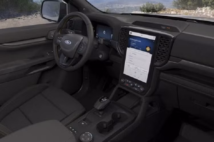 La-zăng hợp kim 17 inch hai tông màu cùng màu cam Cyber Orange ở ngoại thất. Nội thất có ghế và bảng điều khiển bọc da lộn khâu chỉ nổi màu cam, đồng hồ kỹ thuật số 12,4 inch và màn hình thông tin giải trí cảm ứng 12 inch.