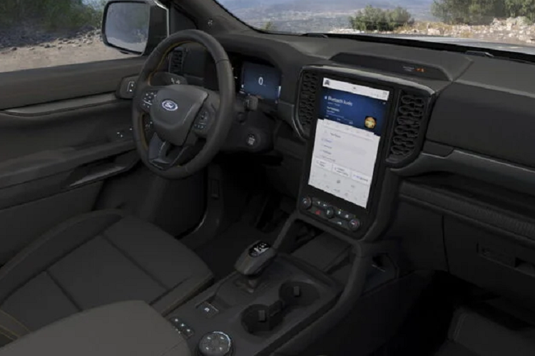 La-zăng hợp kim 17 inch hai tông màu cùng màu cam Cyber Orange ở ngoại thất. Nội thất có ghế và bảng điều khiển bọc da lộn khâu chỉ nổi màu cam, đồng hồ kỹ thuật số 12,4 inch và màn hình thông tin giải trí cảm ứng 12 inch.