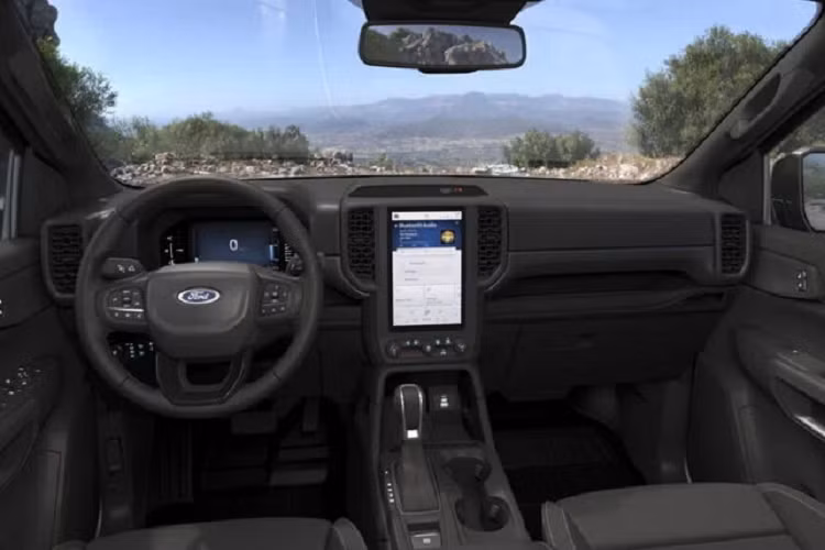 Bên trong, Tremor có ghế và sàn được bọc bằng vải chống nước dễ dàng vệ sinh và một bộ công tắc tùy chọn trên trần xe. Trong khi đó, Ford Ranger Wildtrak X 2023 mới có ngoại hình hầm hố cũng như sở hữu nhiều trang bị cao cấp hơn với đèn pha LED ma trận, lưới tản nhiệt và biểu tượng Ford màu Đen