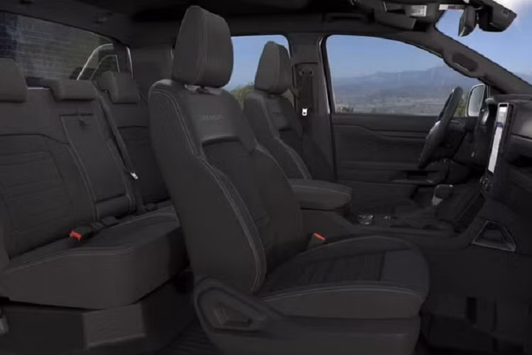 Phiên bản Ford Ranger Tremor 2023 mới có cùng thông số kỹ thuật thấp tương tự bản XLT với đèn pha halogen, dù vậy xe cũng có một loạt nâng cấp bao gồm vòm bánh xe mở rộng, bệ bước chân bằng nhôm đúc, ngoại thất màu xám mạnh mẽ và thanh giằng dưới gầm phía sau.