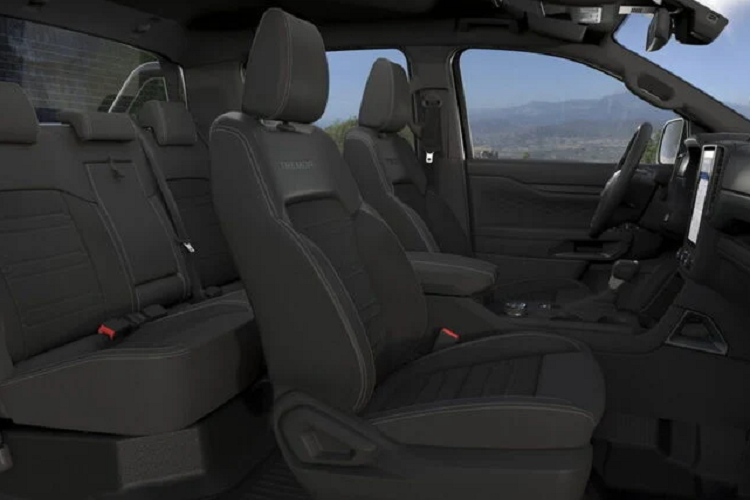 Phiên bản Ford Ranger Tremor 2023 mới có cùng thông số kỹ thuật thấp tương tự bản XLT với đèn pha halogen, dù vậy xe cũng có một loạt nâng cấp bao gồm vòm bánh xe mở rộng, bệ bước chân bằng nhôm đúc, ngoại thất màu xám mạnh mẽ và thanh giằng dưới gầm phía sau.