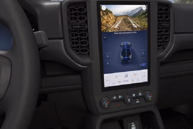 Động cơ được trang bị trên cả 2 phiên bản là loại 4 xylanh EcoBlue dung tích 2.0 lít, sản sinh công suất 202 mã lực và mô-men xoắn 500 Nm, toàn bộ sức mạnh được truyền đến cả 4 bánh xe thông qua hộp số tự động 10 cấp và hệ thống 4WD toàn thời gian.