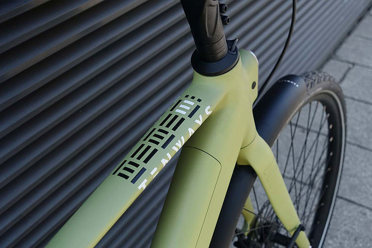 Pin xe là loại Lithium-ion 36 V được tích hợp vào phần khung nhôm, đặc biệt là có thể tháo rời rất tiện lợi, giúp người dùng dễ dàng sạc pin ở bất kỳ đâu.