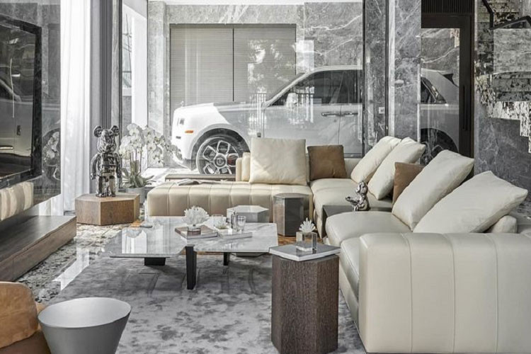 Thường xuyên có mặt trong garage để xe ở biệt thự rộng 700 m2 của CEO chuỗi cầm đồ F88, chiếc SUV siêu sang Rolls-Royce Cullinan có màu sơn trắng cùng nắp capô sơn màu bạc, sau cùng là xe có bộ mâm 5 cánh hoa sơn 2 màu tương phản của bản Black Badge.